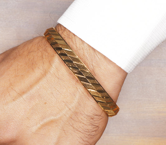 Gold Color Parallel Lines Pattern Kada